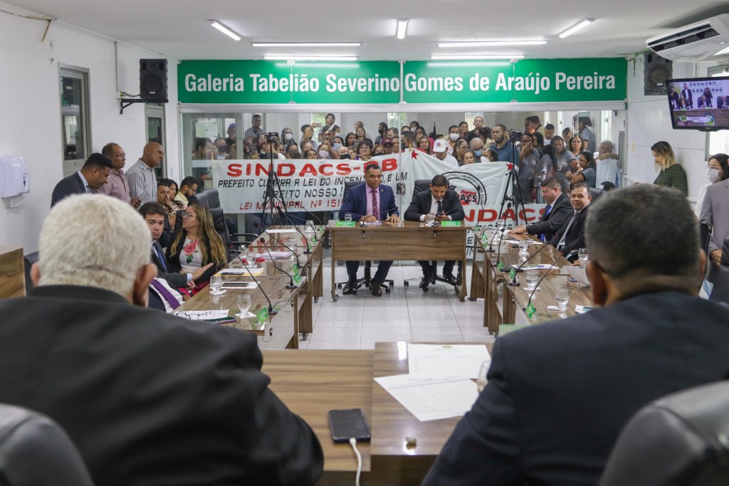 Câmara aprova piso salarial para agentes de saúde e endemias, vota matérias e empossa Sabino Gomes como vereador